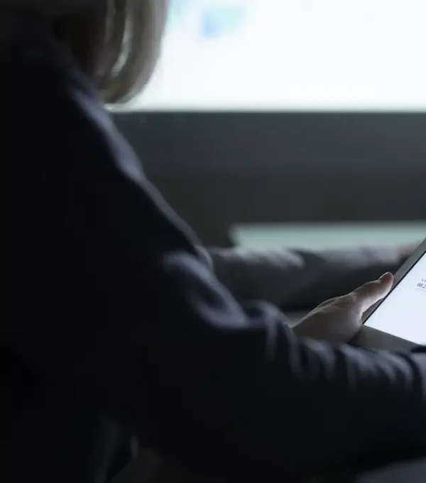 Homem analisando benefícios do Data Analytics em um tablet.